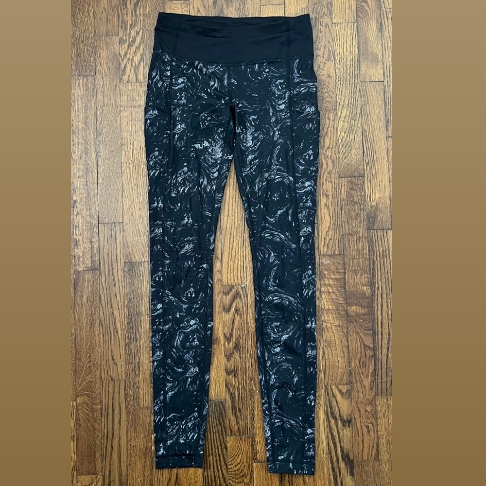 LULULEMON Medium Rise Tight - Black/white swirl, size 6, 31”